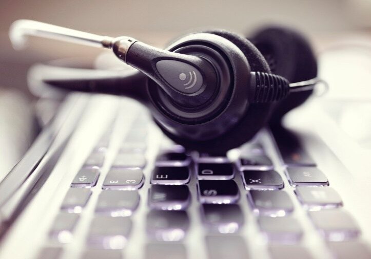 teclado-computador-fone-de-ouvido-musica-musica-na-internet-streaming-internet-1471112127738_900x506